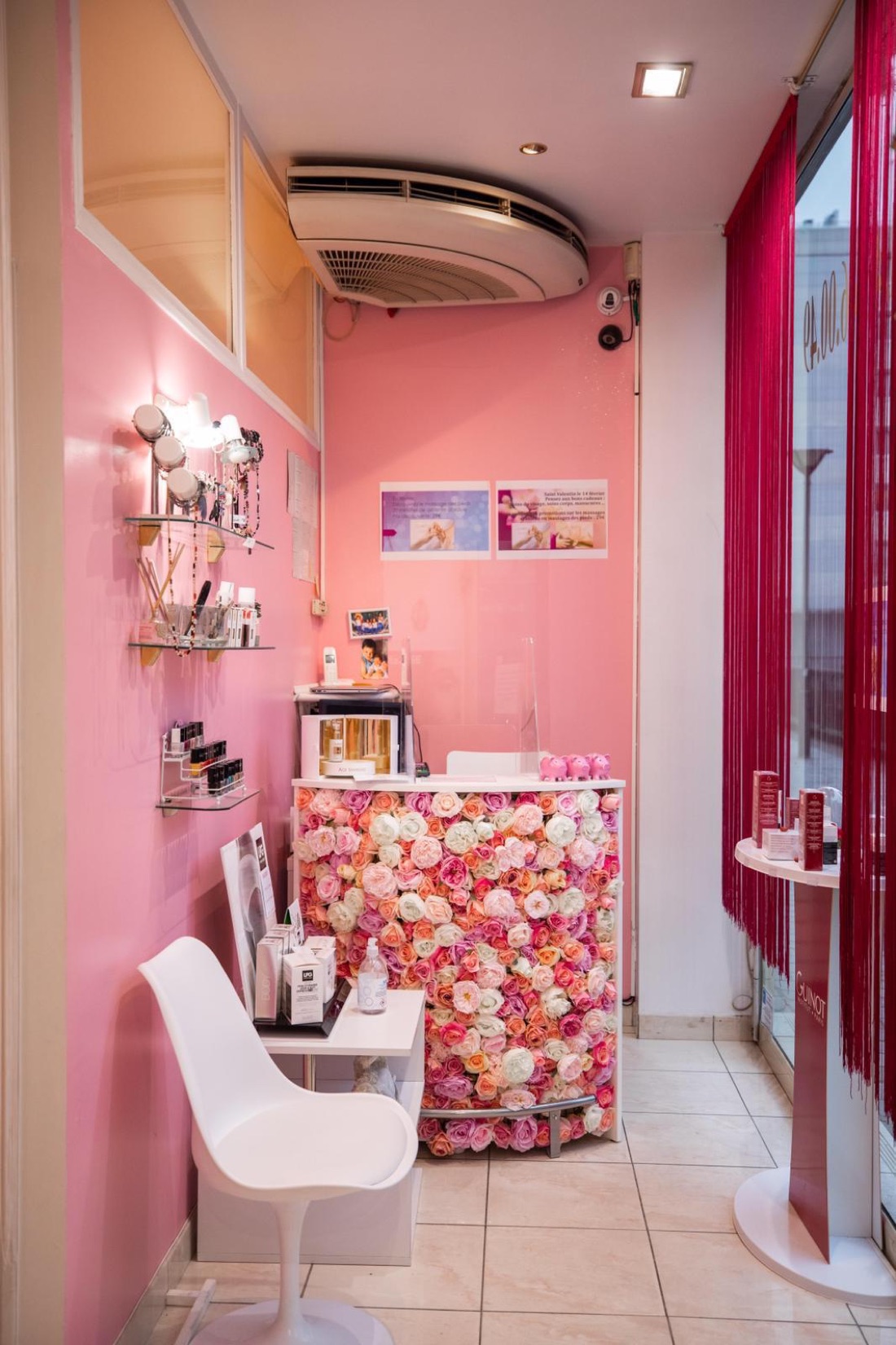 L'espace d'accueil de l'institut, avec son mur de fleurs et son comptoir
