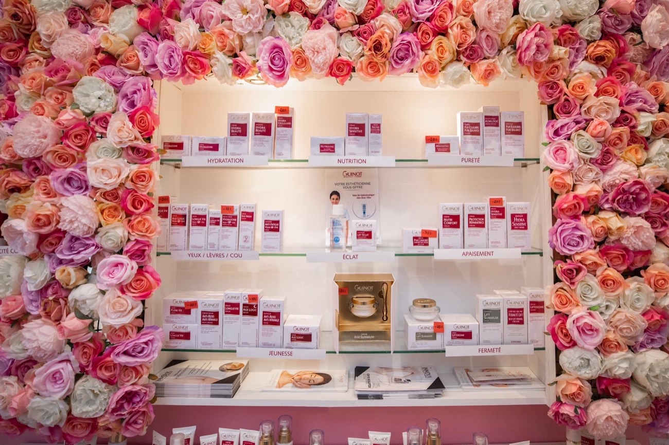La vitrine de produits de l'institut, encadrée de roses